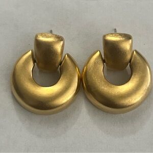 🔥🔥Gorgeous Vintage MONET Stamped Shiny Gold Toned STUD Earrings🔥🔥